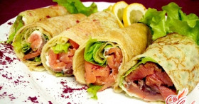 Украшение праздничного стола: блины с семгой