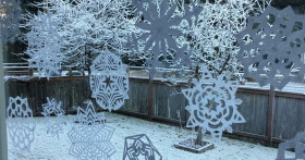 Как быстро и просто приклеить снежинки из бумаги на окно