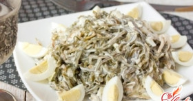 Вкусный салат из морской капусты с яйцом