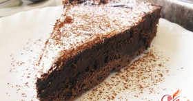 Шоколадный торт со сметанным кремом: классика кулинарного жанра