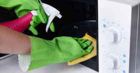 Как легко и быстро отмыть микроволновку внутри и снаружи
