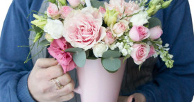 Цветы в сумке — необычный и оригинальный подарок