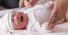 Как можно помочь грудничку при запоре