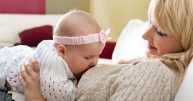 Ребенок постоянно сосет грудь, как быть?