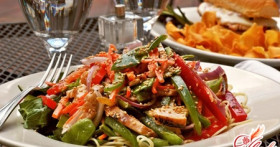 Салат с яблоками и курицей – новые и старые рецепты