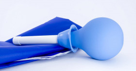 Как делать клизму новорожденному при запоре?