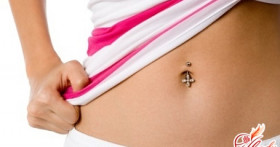 Почему возникает неприятный запах в области пупка?