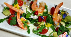 Легкий салат с креветками: напитаем организм витаминами!