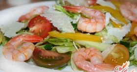 Овощной салат с креветками
