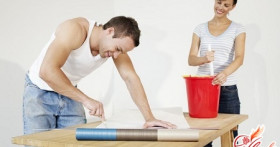 Уроки правильного ремонта: клеим флизелиновые обои