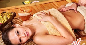 Медовый массаж живота: боремся за стройность