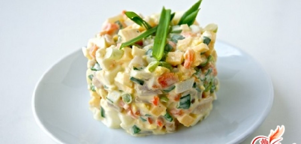 Салат с кальмарами и кукурузой вкусный, питательный