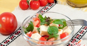 Салат с помидорами и брынзой: готовимся к весенне-летнему сезону