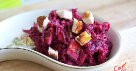 Витаминный салат из свеклы с чесноком