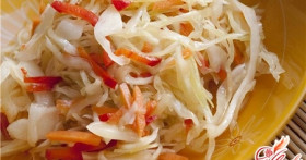 Витаминный салат из капусты с огурцом