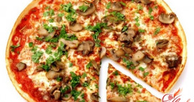 Вкусная выпечка: пицца с курицей и грибами