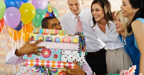 Что подарить коллеге мужчине на день рождения: дружеские и деловые подарки