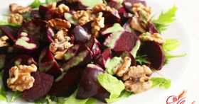 Салат из свеклы с черносливом и грецкими орехами