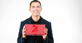 Что подарить мужчине в зависимости от повода и статуса