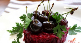 Салат со свеклой и черносливом. Выбираем рецепт