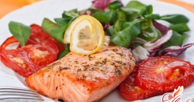 Готовим вкусно: салат с семгой и помидорами