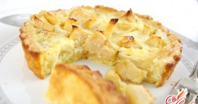 Как приготовить яблочную шарлотку из бисквитного теста?