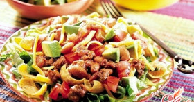 Салат из фасоли в томатном соусе: сытно и быстро