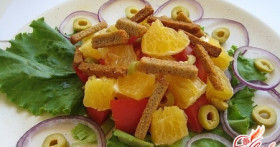 Салат с помидорами и сухариками: несколько летних рецептов