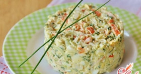 Салат с креветками и крабовыми палочками: едим дома