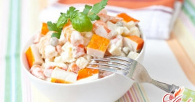 Морское изобилие: салат из кальмаров и крабовых палочек