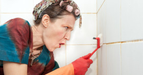 Почему появляется плесень в ванной и как от нее избавиться