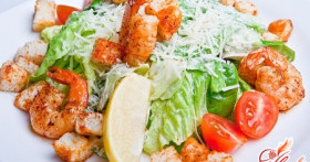 Вся жизнь как праздник: салат «Цезарь» с креветками