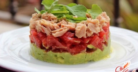 Салат с тунцом и помидорами