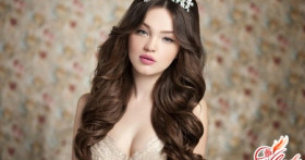 Простые свадебные прически с живыми цветами дома – это реально