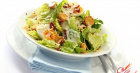 Лучшие варианты салата “Цезарь” с курицей и хрустящими сухариками