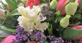 Как составить весенний букет цветов?