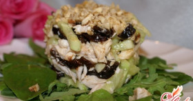 Салат с черносливом и курицей и огурцом