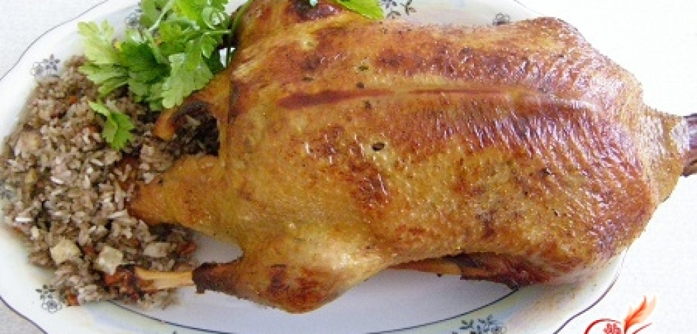 Утка, фаршированная гречкой и яблоками устоять невозможно!
