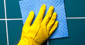 Чем и как эффективно отмыть плитку в ванной