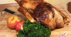 Утка с яблоками и черносливом: все идеальное – просто