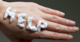 Почему шелушится кожа на руках и как ее лечить