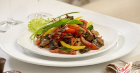 Баклажаны тушеные с помидорами: сочно и вкусно