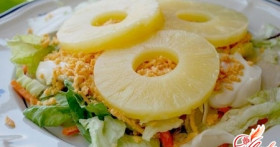 Салат с ананасами: консервированными и свежими