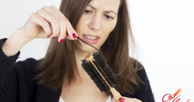 Почему у женщин сильно выпадают волосы?