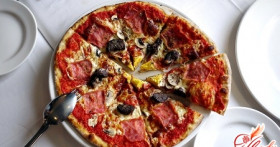 Домашняя выпечка: пицца с грибами и колбасой