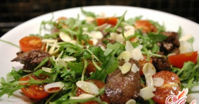 Теплый салат с куриной печенью и не только…