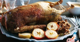 Роскошный гусь с зелеными яблоками