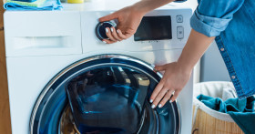 Как постирать пуховик в машине или руками