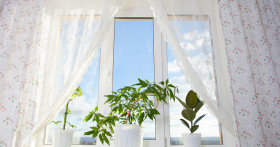 Как отстирать кухонную тюль от жирных пятен и вернуть занавескам белизну