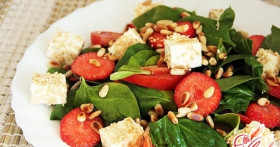 Зелень на нашем столе: салат со шпинатом